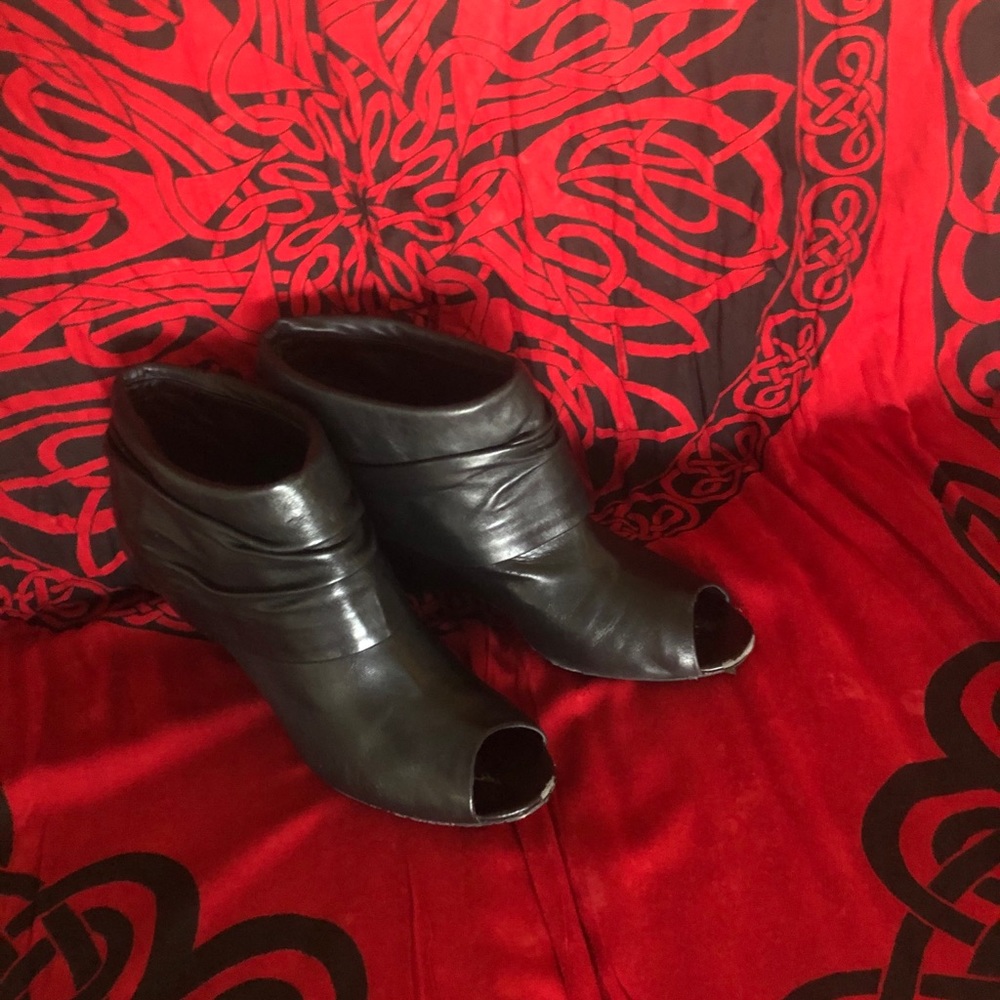 BCBG OPEN TOE BOOTIE